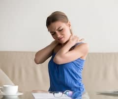 woman having whiplash after accident and needing a whiplash doctor
